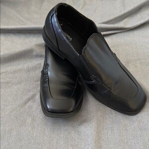 Sonoma Black Dress Shoes with Glossy Finish and Square-Toed Design